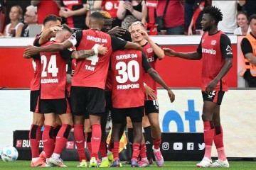 足坛悲喜一夜!勒沃库森1-2爆大冷,巴黎圣日耳曼冲3冠,皇马晋级