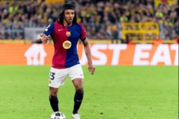 皇马三度遭巴萨绝杀暴怒！VAR取消点球+加时争议，西甲争冠悬念待解，安帅帅位危矣？