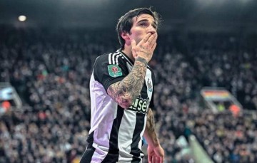 纽卡神奇逆袭！欧冠+奖杯双收，托纳利留队成关键？