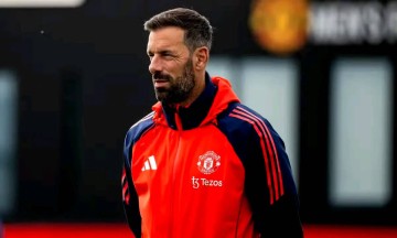 幸亏曼联没扶正他!莱斯特城近14轮13负,倒数第二,范尼直逼鲁尼